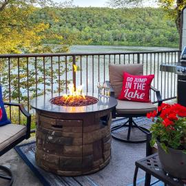Game Room & BBQ: Waterfront Lake Harmony Condo!, hotel a Lake Harmony