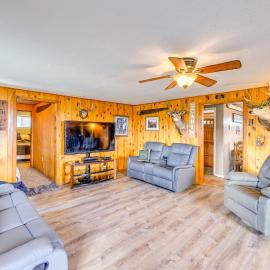 Hunt, Fish & Hike: Home w/ Deck in Encampment, hotel in Encampment