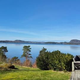 Koselig feriehus ved fjorden med panorama utsikt, hotel a Hjelmeland