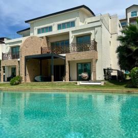 Seconds to the Beach First Floor Villa with Terrace in Playa Escondida No Stairs No Elevators, hotel em María Chiquita