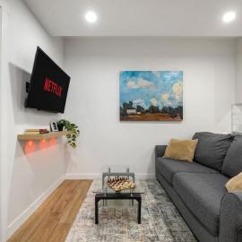 Modern 2BR Private Suite Near Calgary Airport, хотел в Калгари