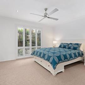 Luxury 4BR Saratoga Retreat w/ Water Views & Pool, hotel u gradu 'Saratoga'