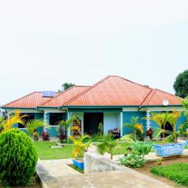 Fun-Ville Vacation Home, Entire home - 4 bedrooms, hotel a Kabarole