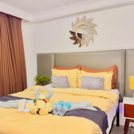 Minimalist studio with Luxury bed Good for 1-4pax High speed WiFi with Netflix Free Pool & Parking, hotel in Suba