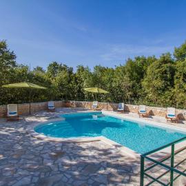 Villa Ana, Spacious 5 Bedroom Retreat with Access to 2 Shared Pools, Hotel in Koromačno