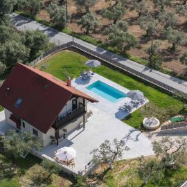 Villa in Green Estate with Heated Pool 2' from Golden Beach, hotel i Galatás
