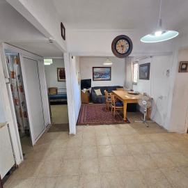 בית קרקע לנופש עם חצר גדולה במרכז קרית שמונה, Hotel in Kirjat Schmona