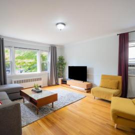 3bedroom APT with balcony & free street parking, hotel u gradu 'Yonkers'
