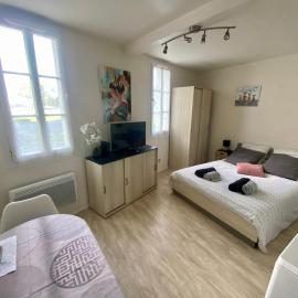 Studio le petit logis-meublé 2 étoiles -local vélo-arrivée autonome-H Flexibles، فندق في روشفور