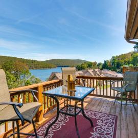 Deep Creek Lake Townhome w/ Deck & Water Views, hotel a Oakland