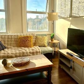 Airy Bright apartment in st Leonards, hotel in Hollington