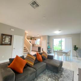Modern Tropical Family Retreat near Legoland, Disney, Universal and Bok Towers, hotel in Kissimmee