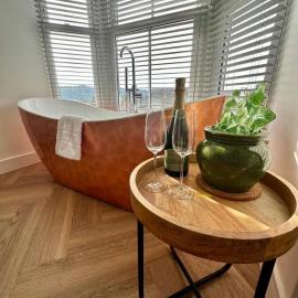 Luxury Pet-Friendly 2 Bed Retreat in Central Bowness with Copper Roll-Top Bath & Sun Terrace