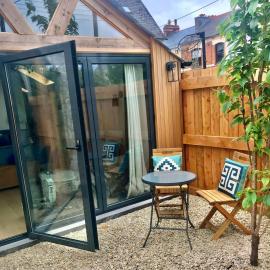 Summerland Summerhouse - Uniquely private, central and stunning, hotel in Barnstaple
