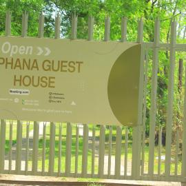 Phana Quest house, hotel v destinácii Evander