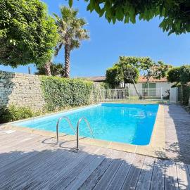 Jolie maison avec jardin, piscine et parking