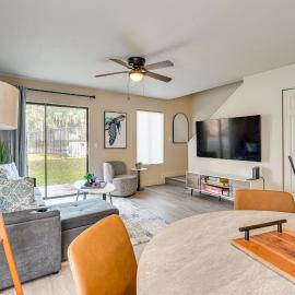 2 Mi to UF Campus: Modern Condo w/ Pool Access!, hotell i Gainesville