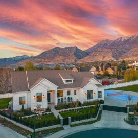 Luxe Family Retreat with Private Pickleball a Large Swim Spa indoor Movie Theatre 2 Outdoor Firepits a Home Gym and more, hotel in Lindon