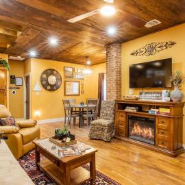 Stockyards 5 mins, New, Sleeps 8 Cedar House, TCU, hotel in Fort Worth