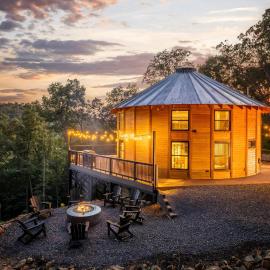 Skyline Yurt: Hot Tub~Wood Stove~WiFi~EVcharger, hotell sihtkohas Front Royal
