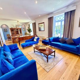A Grand Georgian Grade II Manor House with Views in Laugharne, hotel in Laugharne