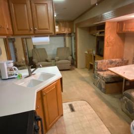 Platte-Camper in Woods w/FirePit & Hot Tub Access, hotel din Benzonia