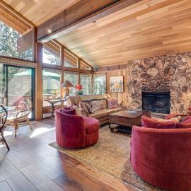 Family-Friendly Truckee Cabin Near Ski Shuttle!: Truckee şehrinde bir otel
