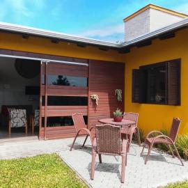 A Casa Amarela -Edícula Gaivota -Conforto e tranquilidade próximo ao mar, hotel in Balneário Gaivotas