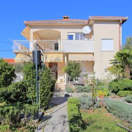 Apartments by the sea Seget Vranjica, Trogir - 18487, hotel in Seget Donji