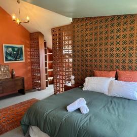 Seaside Hideaway -close to beach with garden oasis, Hotel in Bowentown