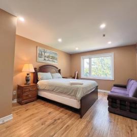 Spacious Rooms with Bath Near Wonderland & Vaughan Mills Mall, готель у місті Вон