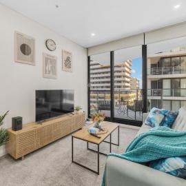 Liverpool 2 bedroom apartment with convenient transportation and surrounded by food