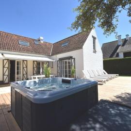 Luxury Villa in Sint-Idesbald with Jacuzzi, hotel in Sint-Idesbald