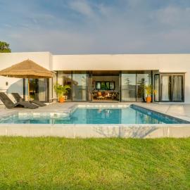 4BR Villa with Pool in Calatagan Batangas up to 16 Guests, hotel di Calatagan
