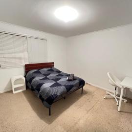 Cozy Queen Room in Sydney's West - R7
