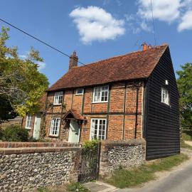 Pretty 2 Bedroom Cottage in Skirmett with Parking