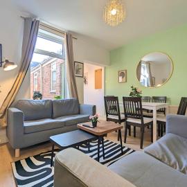 Charming 3-Bed Home Near Centre Free Parking