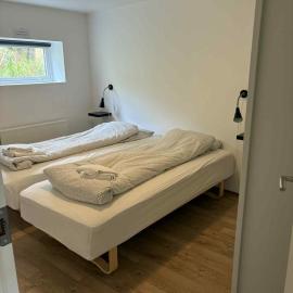 Midbrekkan apartment, hotel in Tvøroyri