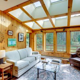 Secluded Family Getaway w/ On-Site Creek in Hawley、Hawleyのホテル