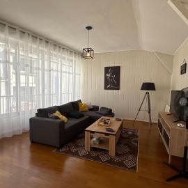 Relais des Arts, très spacieux et lumineux centre ville thouars、トゥアールのホテル