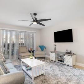 Serenity - Ground Floor Condo - Half Mile to Beach, hotel Indialanticban
