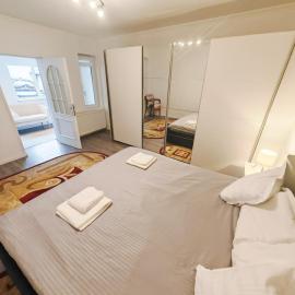 Central House with big courtyard, 4 parking spots, Hotel in Bukarest