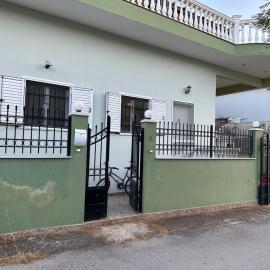 Elena's Guest House، فندق في Aiándion
