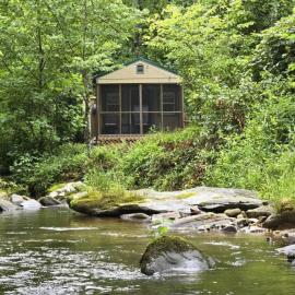 Tiny Home Creekside Nature Escape, Hot Shower, WIFI, Peaceful، فندق في Purlear