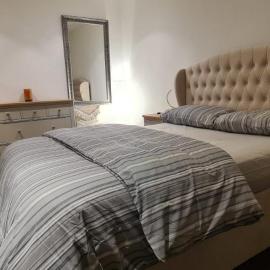 Bright & Peaceful Master Bedroom in Barkingside, hotell i Redbridge