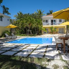 Laughing Bird Studio #7 - Brand New Stylish Apartment, Pool, Bea condo, hotel in Governorʼs Harbour
