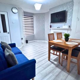 Chatham Home for 4, Walk to Hospital & Free driveway Parking、チャタムのホテル