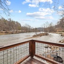 All Tuckered Out - Riverfront Cabin, Fish, Hike & 5 Minutes to Sylva!, отель в Сильве