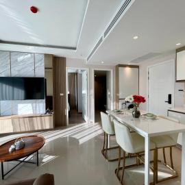 Bright Modern 2BR Condo Near Central with Pool, Gym & Mountain View