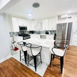 Cheerful 4-bedroom home with free parking, hotel en Elmont
